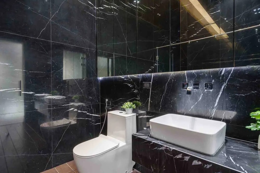 Luxury Modern Pool Jacuzzi Villa 5BR Thonglor