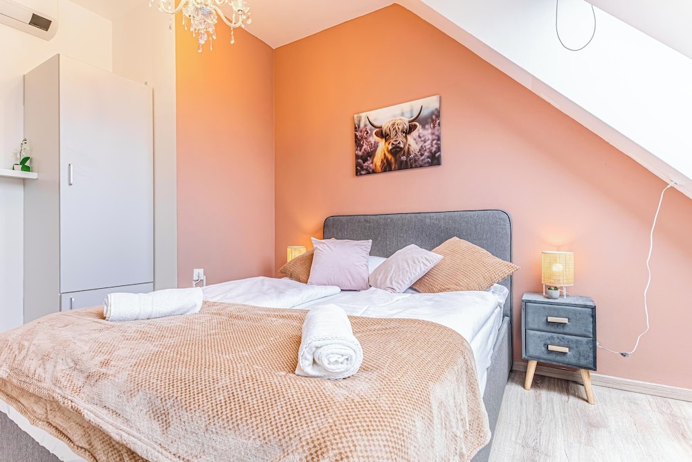 Stunning 12BR Floor For 24 People