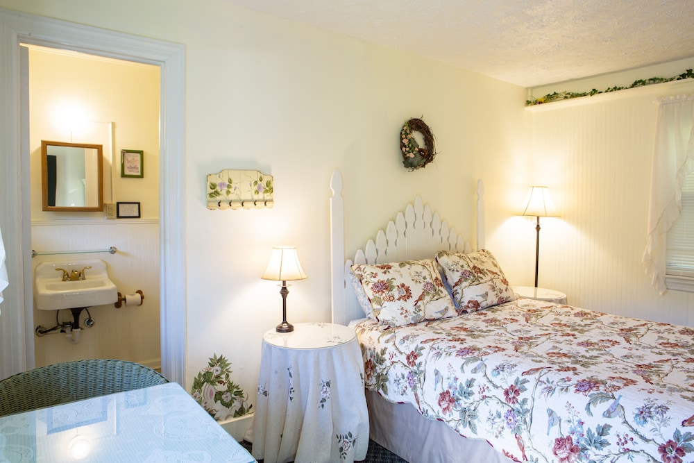 The Chimney Rock Inn & Cottages