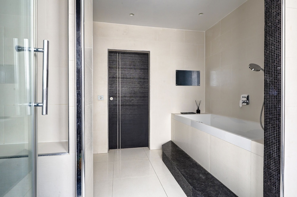 Elegant 3BR Arc de Triomphe