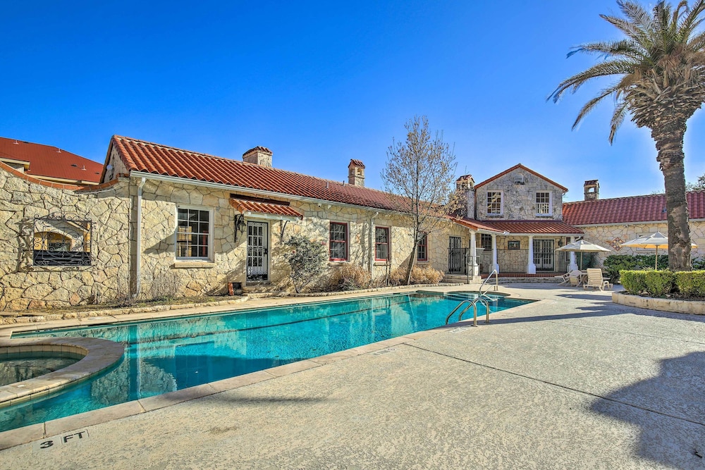 3 Mi to Hospitals: Stylish Condo in San Antonio!
