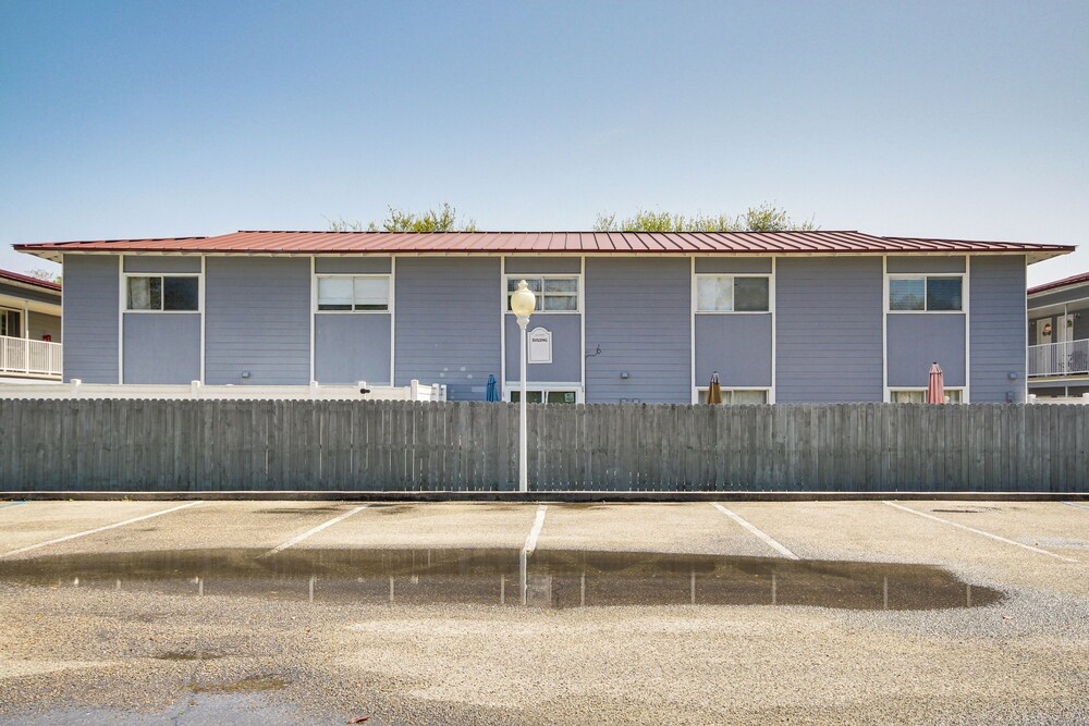 Walk to Gulf Coast: Biloxi Condo w/ Pool Access