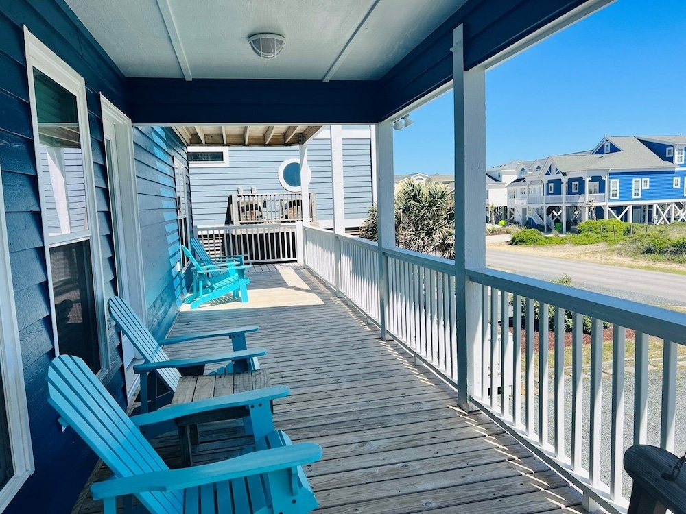 Just Breeze 'n 4 Bedroom Home by RedAwning