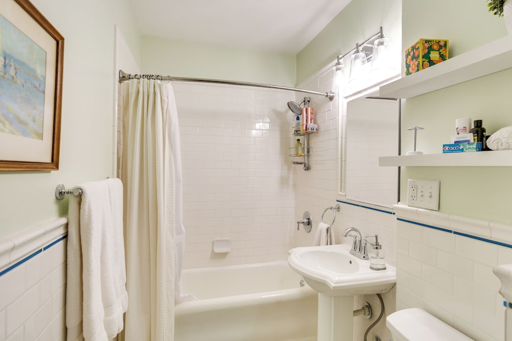 5 Mi to Mall of America: South Minneapolis Home