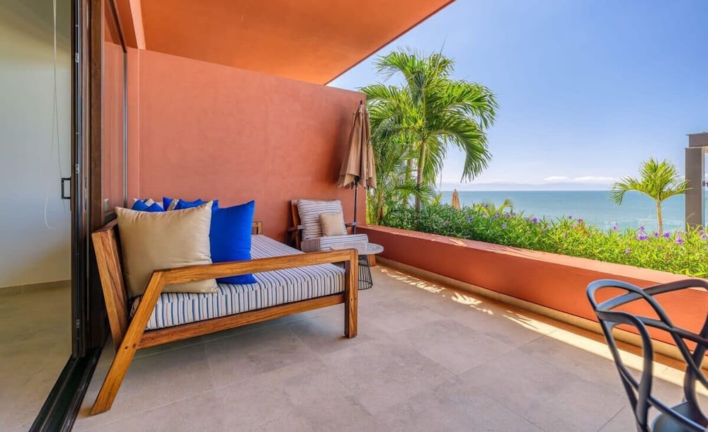 Luxurious 3BR Condo Right Next to the Beach - King