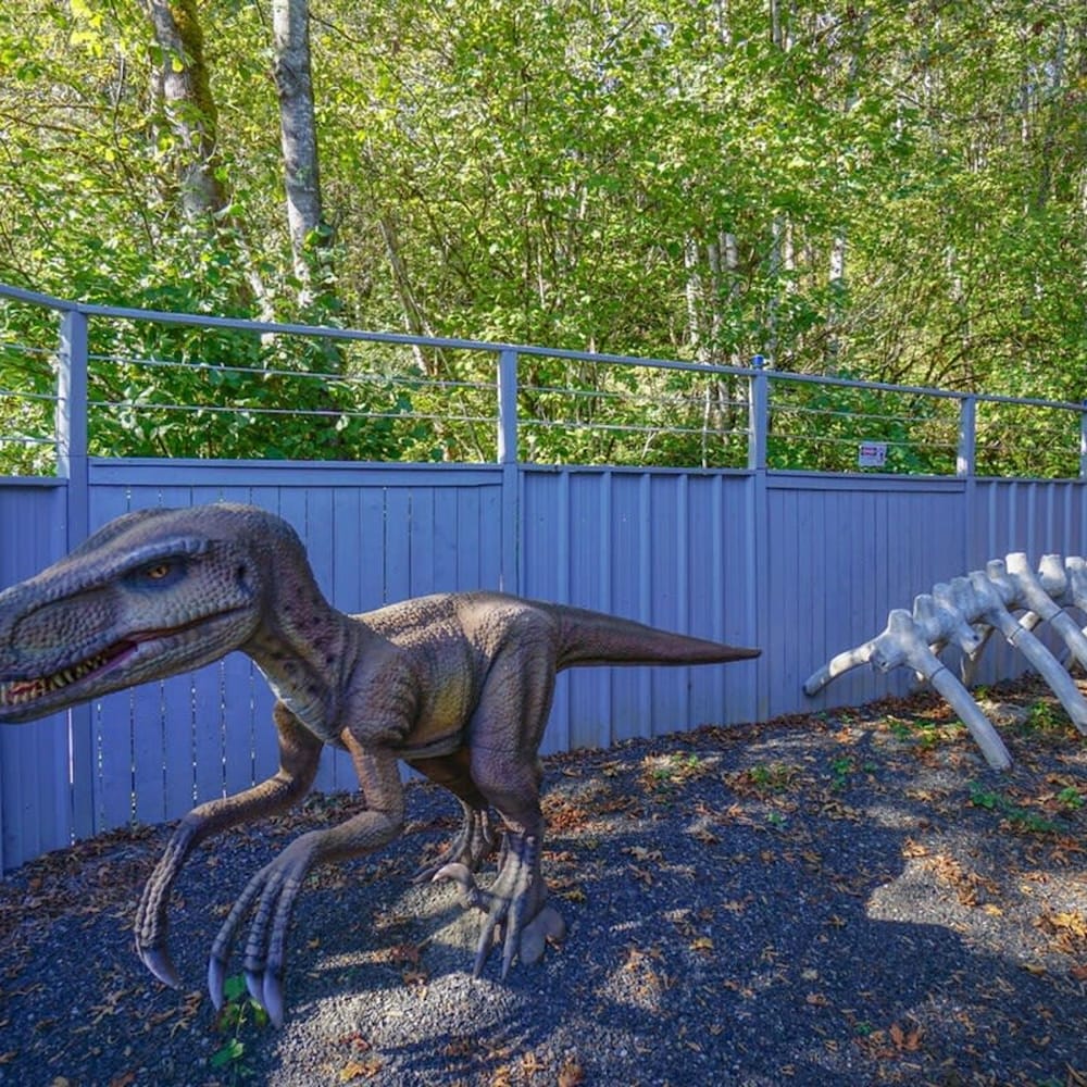 Jurassic Themed Adventure 4BR Home With Hot Tub