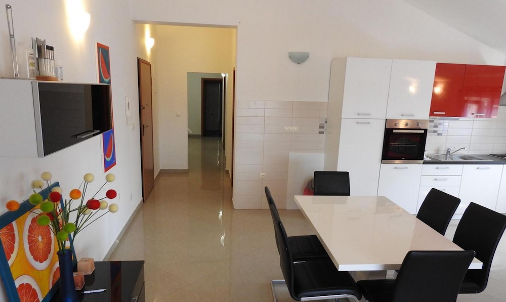 Expansive Ciovo Apartment With Sea-views, Balcony and Outdoor Dining