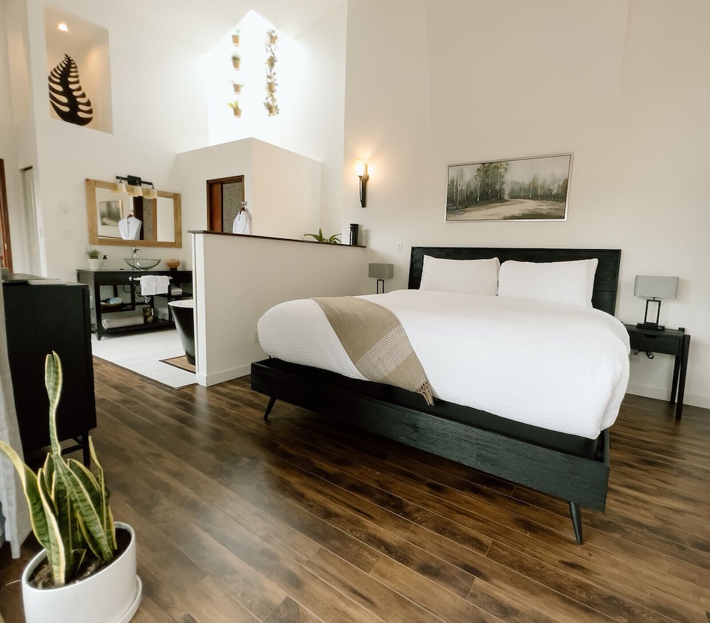 Tofino Vacations - Lunar Cove Inn - Property Image 5