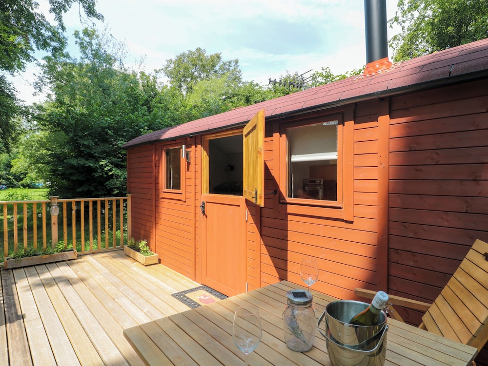 The Foxes Den Shepherds Hut