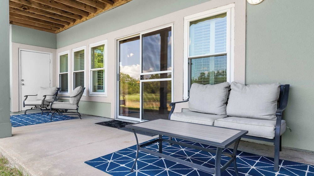 Cozy Family Home - Community Pool, Private Porch, 10-minute Walk to Beach