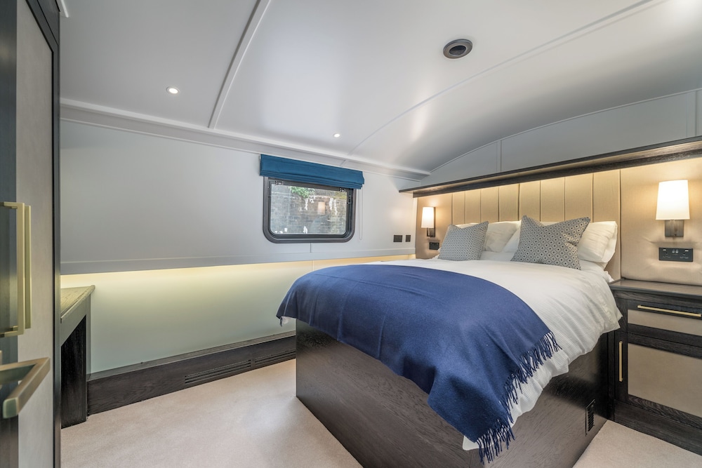 Elegant houseboat near Canary Wharf