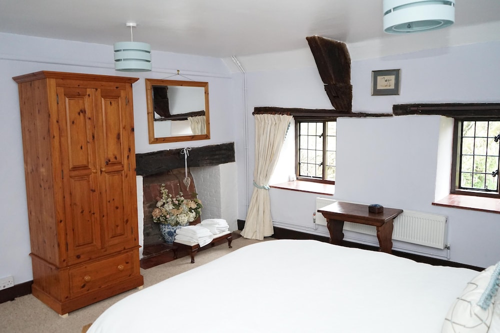Historic 2bed - Traditional Countryside Retreat view 4