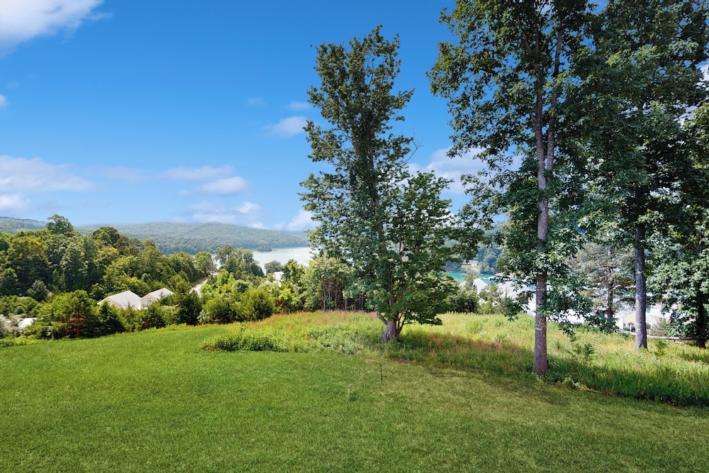 3 BR Home w/ Decks & Lake Views!