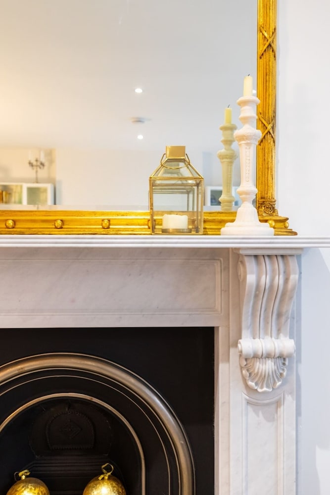 Elegant 2BD Flat 5 Mins to Kensington Gardens!