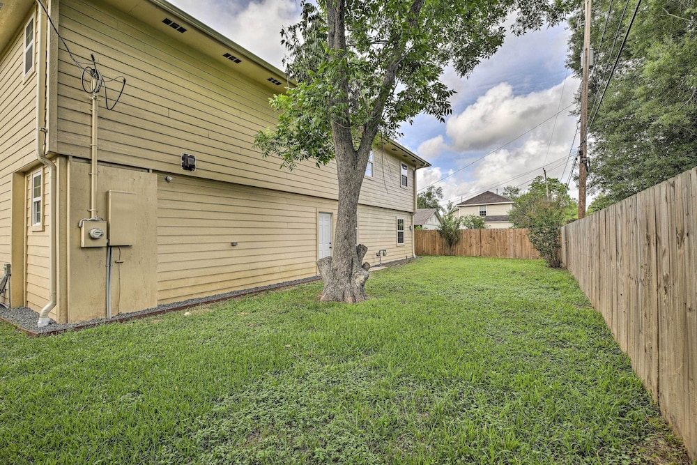 Spacious Houston Family Home With Game Room! view 4