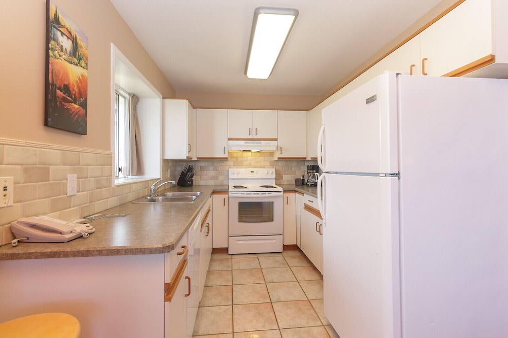 The Cedarwood Inn & Suites
