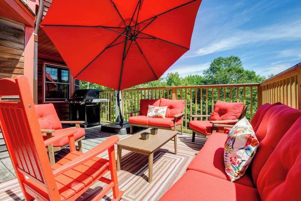 10 Mi to Mt Snow! Grand Estate Built to Entertain