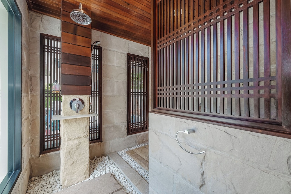 Naiharn 4br Private PoolVilla near Beach