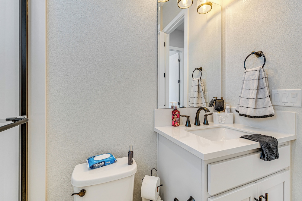 Fenced-in Yard: Apt 7 Mi to Westfield Galleria