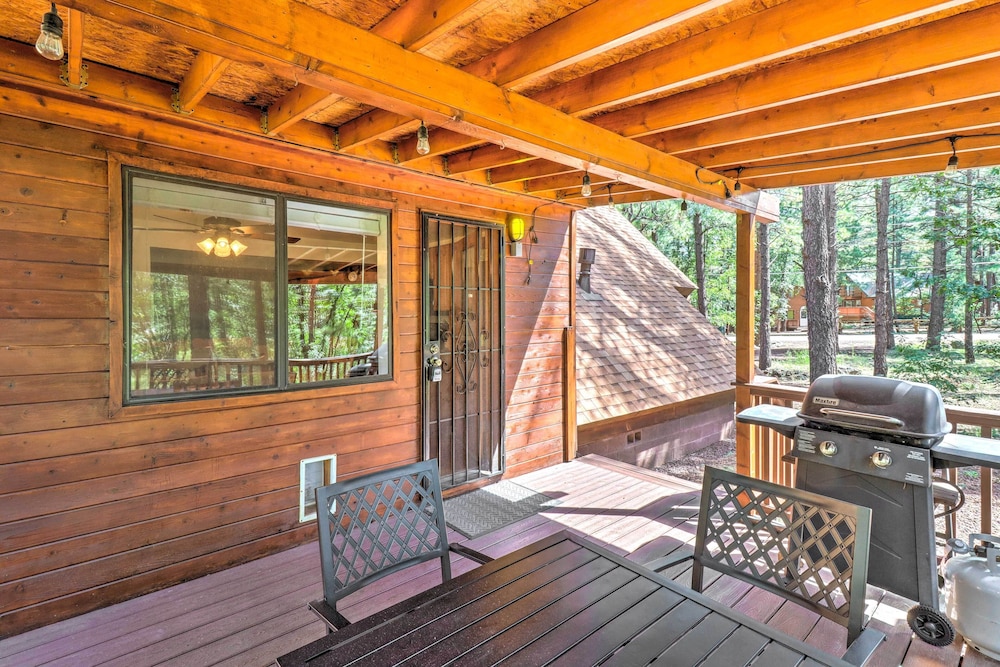 A-frame Pinetop Cabin < 6 Mi to Rainbow Lake! view 2