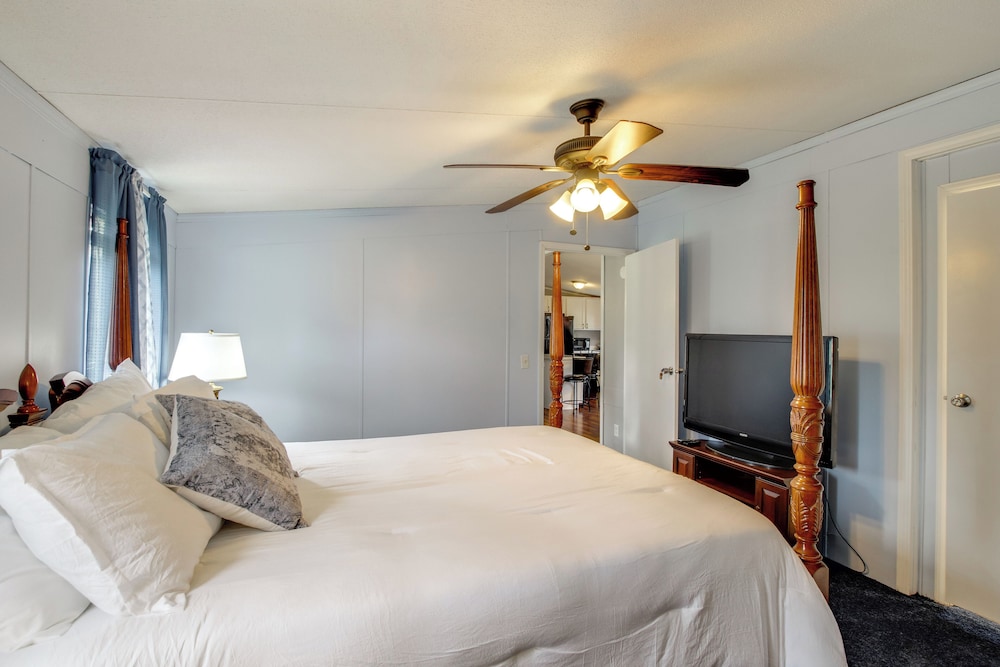 1 Mi to US Marine Base Albany: Cozy Getaway!