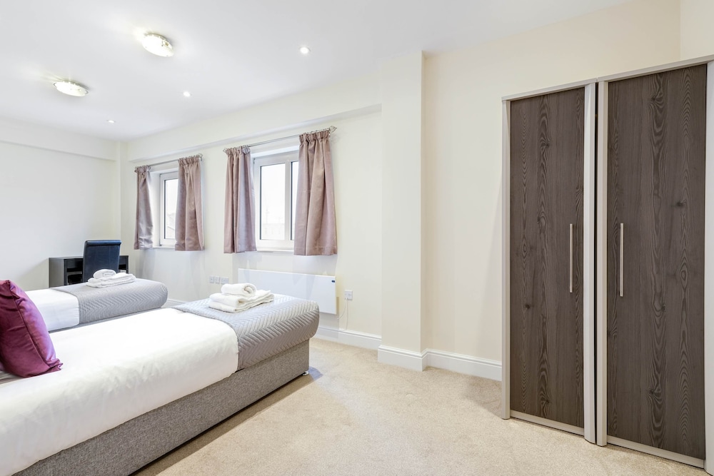 Luxury 3 Bedroom Apartment with Parking