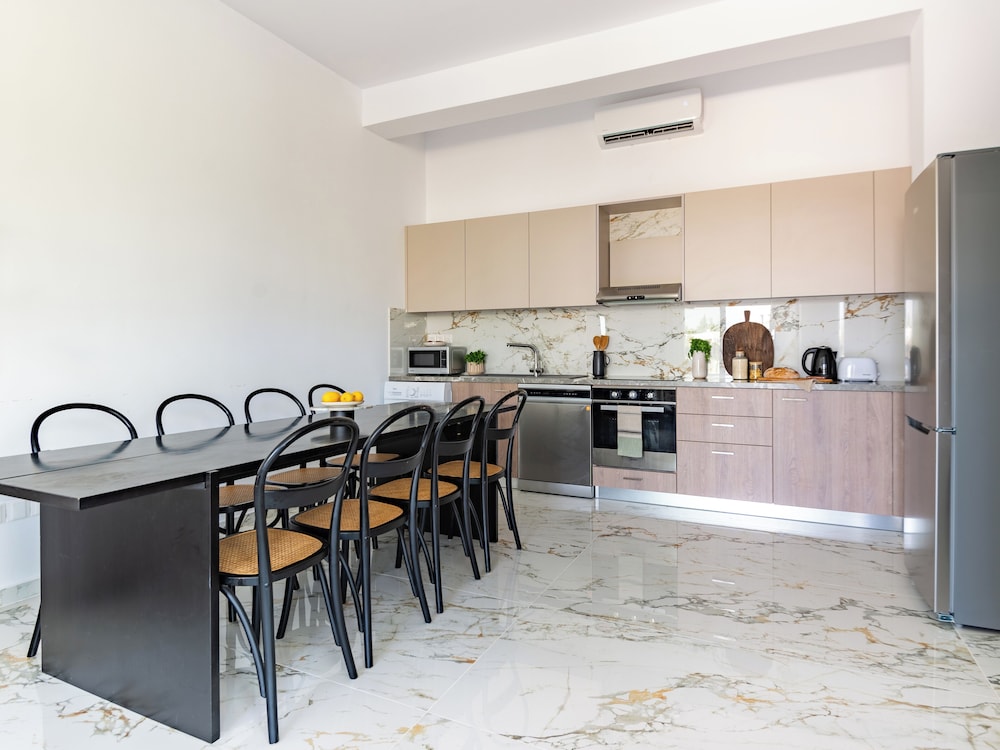 Sanders River Plaza Limassol Apartment
