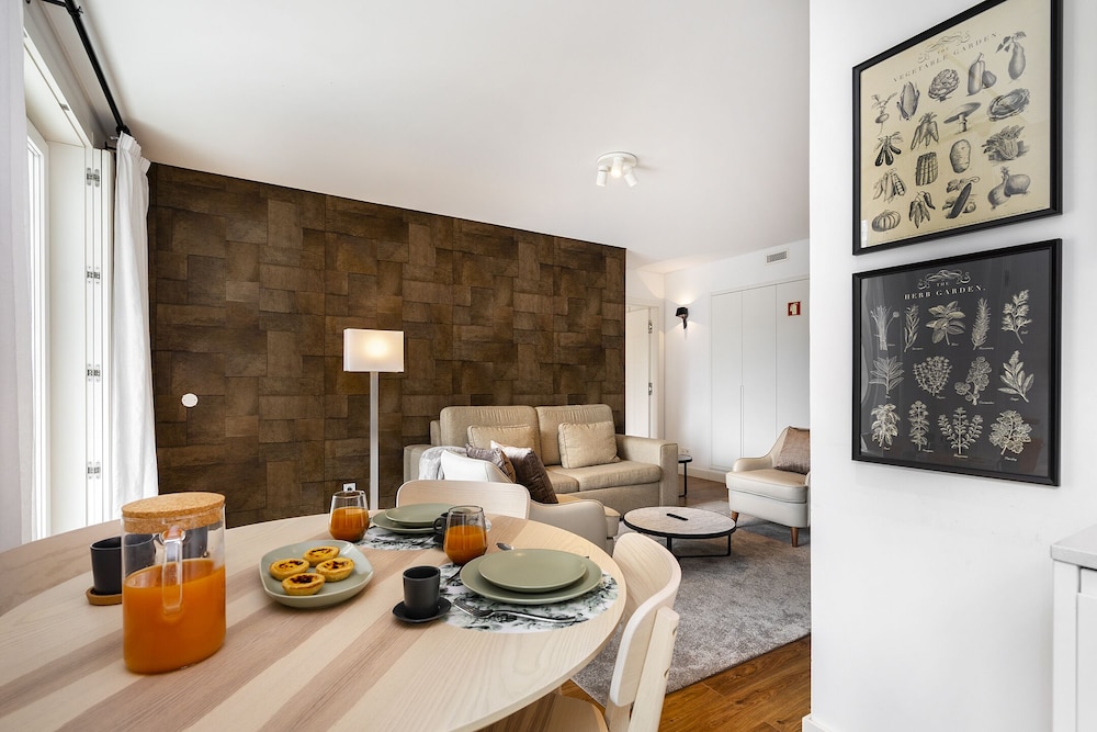 Urban Retreat: Downtown Luxury, Parking, Ac & Elevator