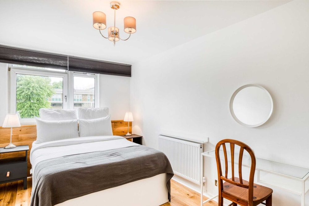 Homely 4 Bedroom House in Brixton