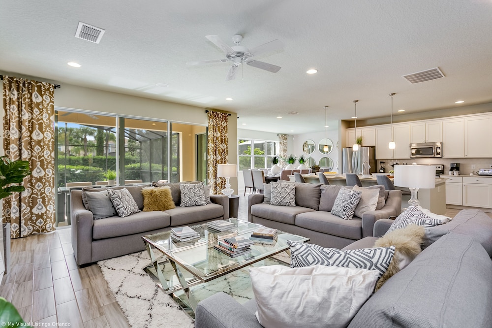 Spacious Home w/ Private Pool/spa! Sleeps 21