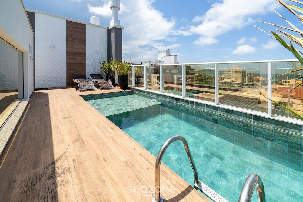 Apt w/ Pool & BBQ in Bombinhas Rna0303