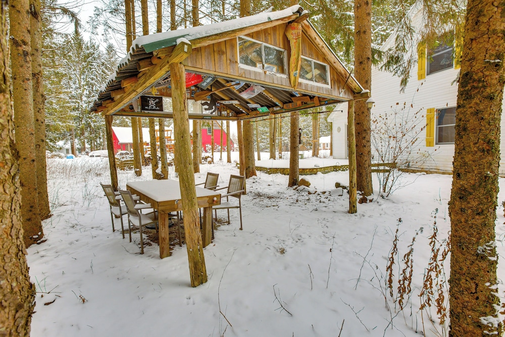 < 1 Mi to Snowmobile Trails: Cozy Cadillac Retreat
