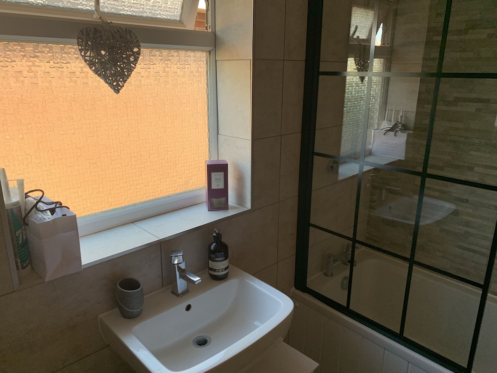 Impeccable Bungalow in Fair Oak, Hampshire view 5