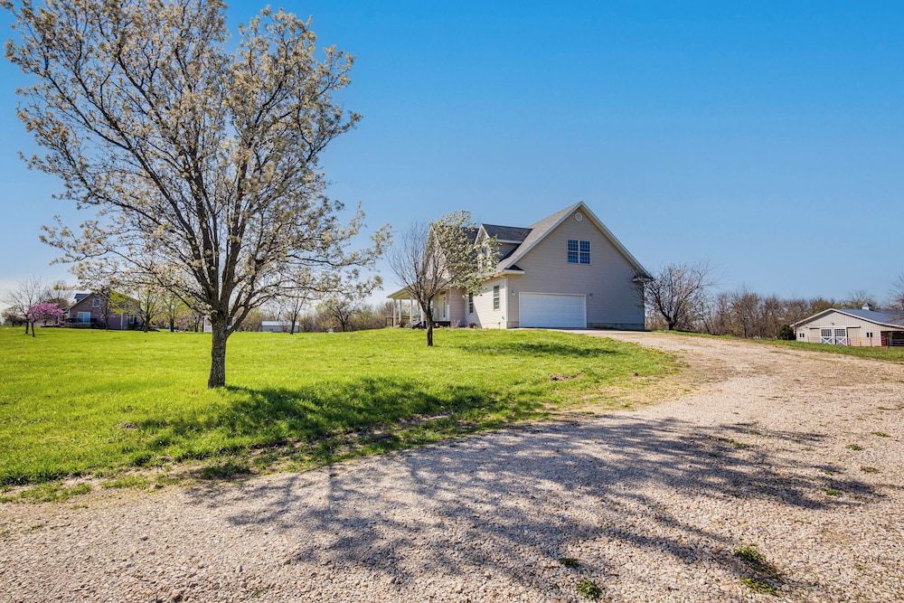 Fire Pit & Gazebo: Rural Warrensburg Getaway!