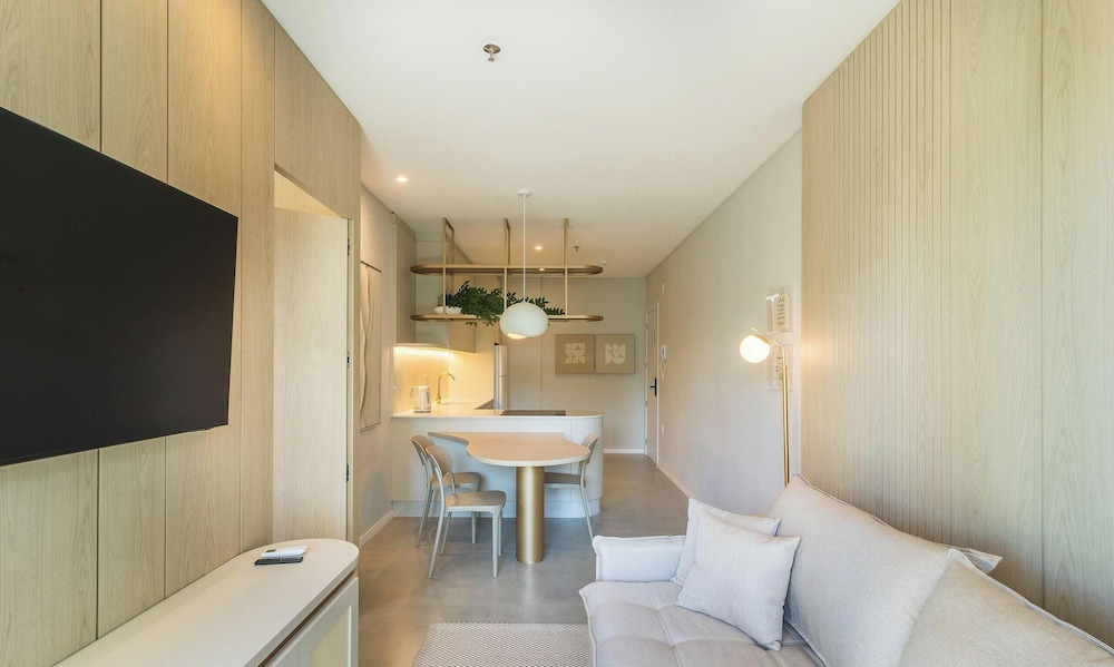 Your Exclusive Stay Just Steps From the sea in Meia Praia - FFS II