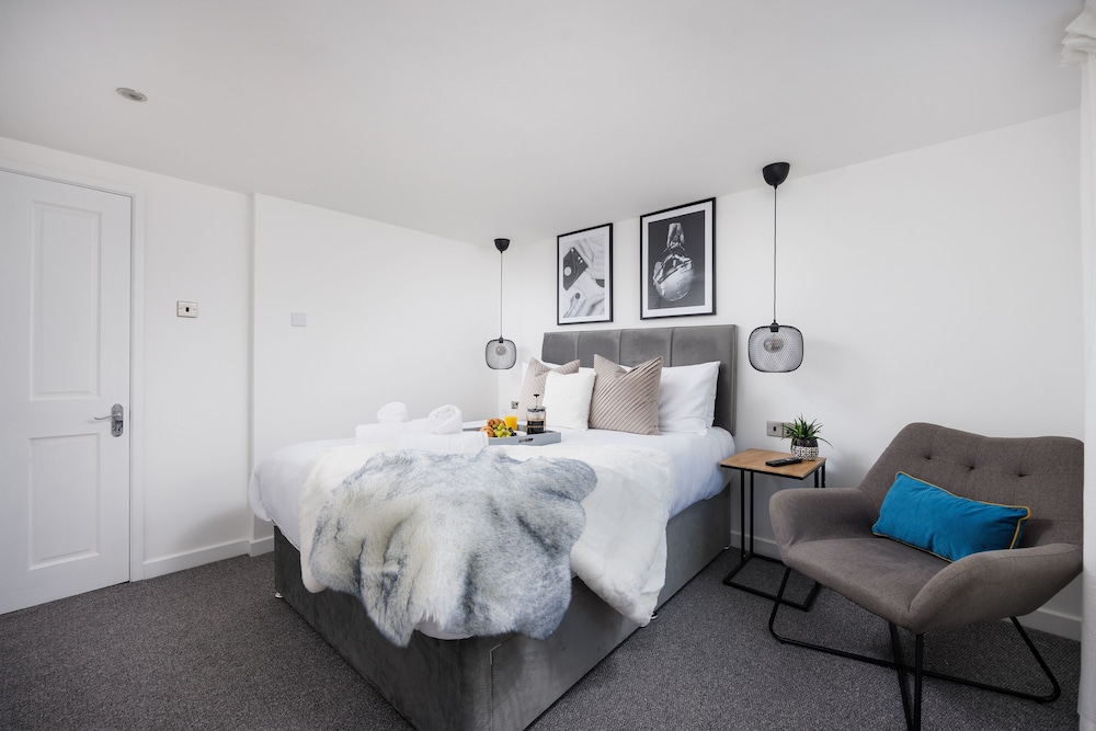 Central Plymouth 2Bed Apartment-Sleeps 4 view 3