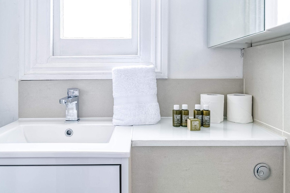 Cozy and Spacious Kensington Maisonette