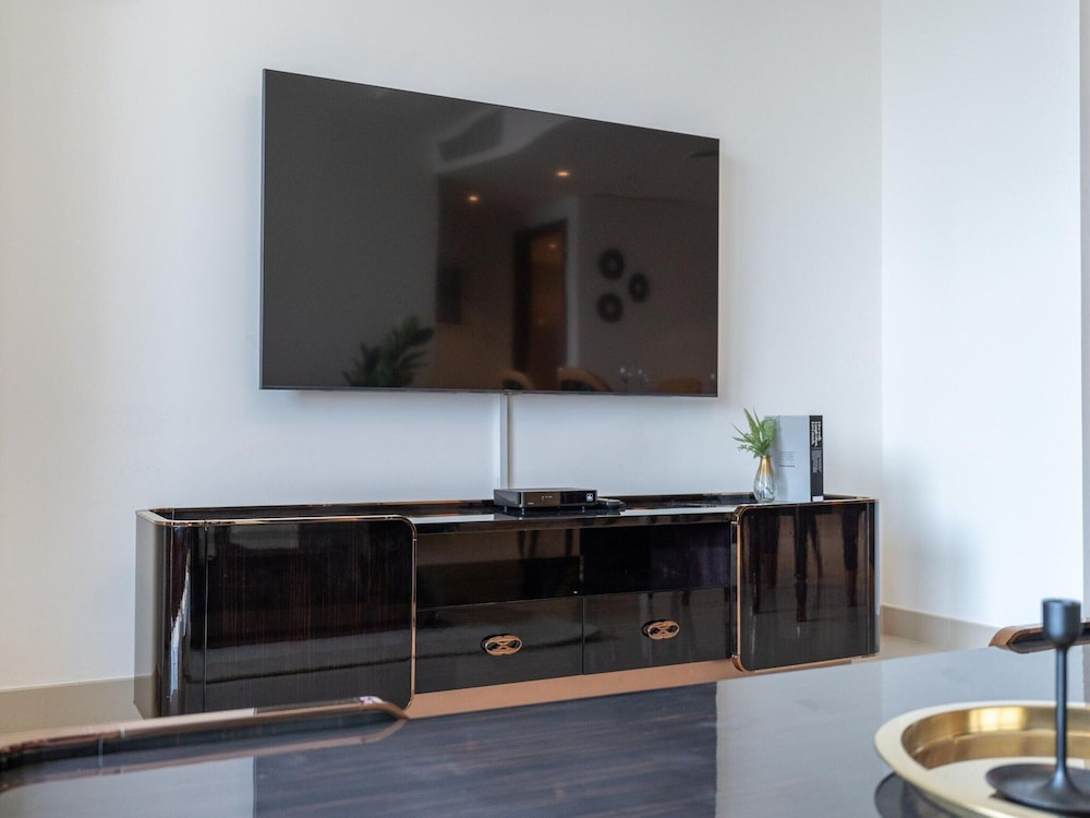 Luxurious & Stylish Apartments Across Dubai Mall - Burj Khalifa - City Views