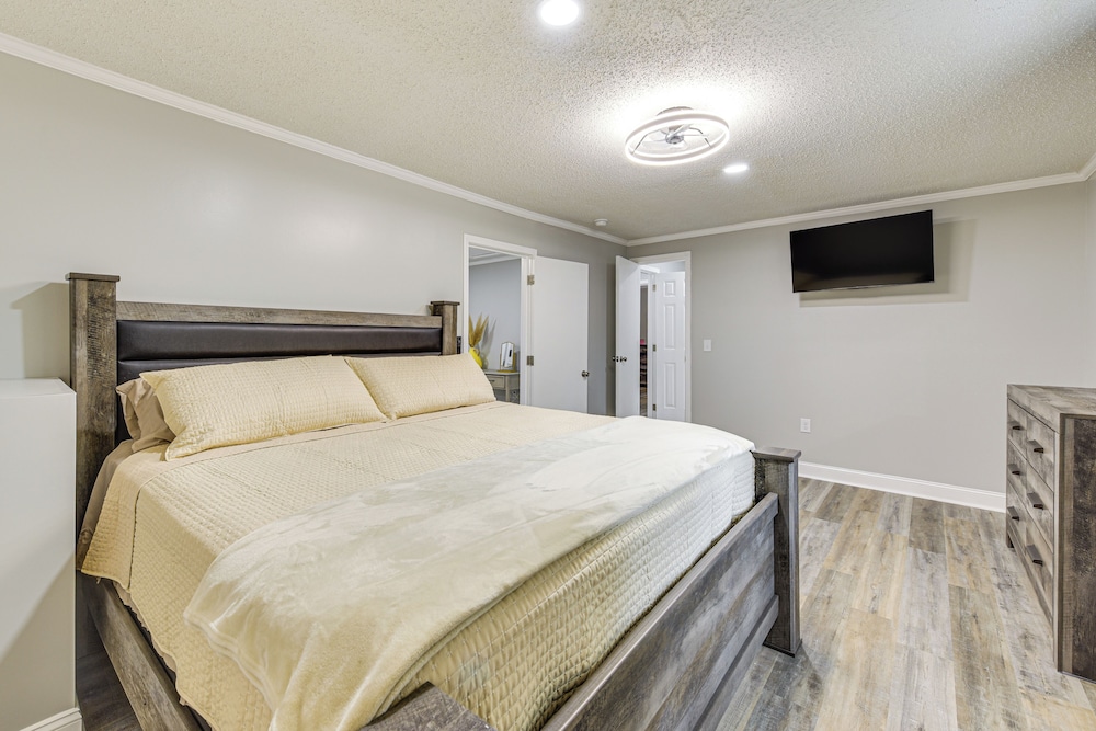 Private Deck & Yard: Home 3 Mi to Dtwn Sanford!