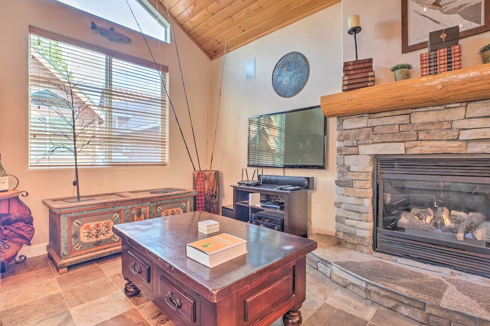Mammoth Lakes Townhome - 10-min Walk to Village!