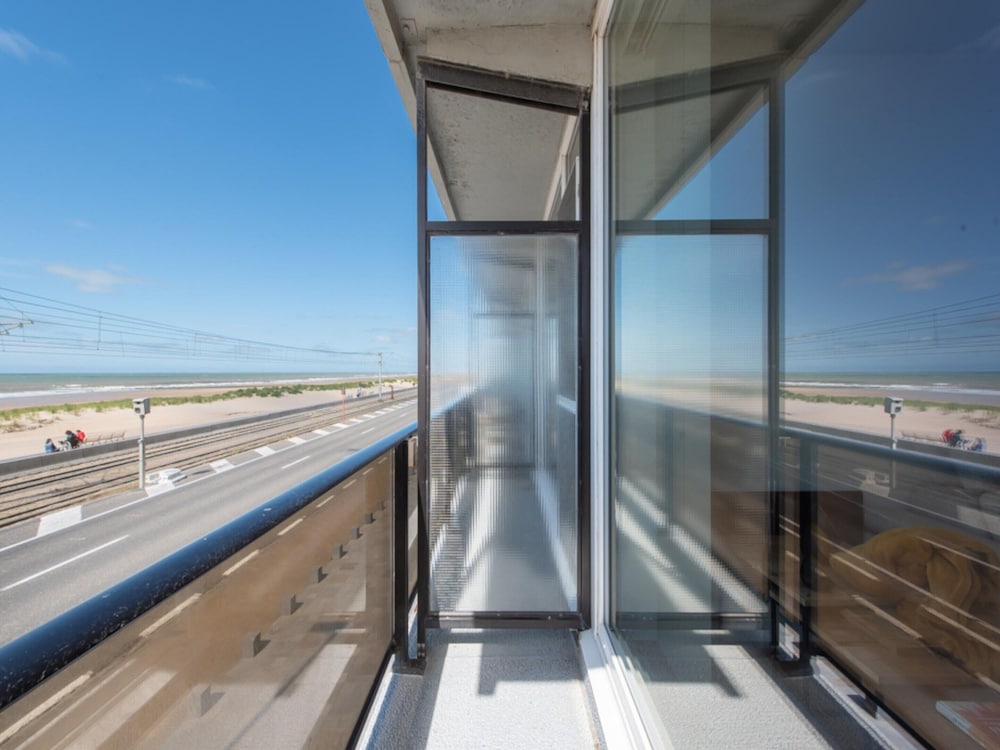 Apartment With Frontal sea View in Raversijde
