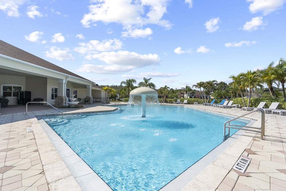 Trafalgar Resort Community Pool and Gym, Private Pool!