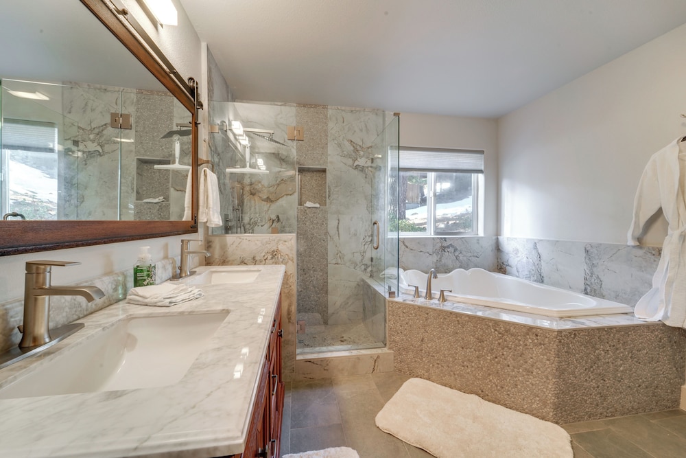 Near Downhill Ski Resort! Hot Tub Haven in Truckee