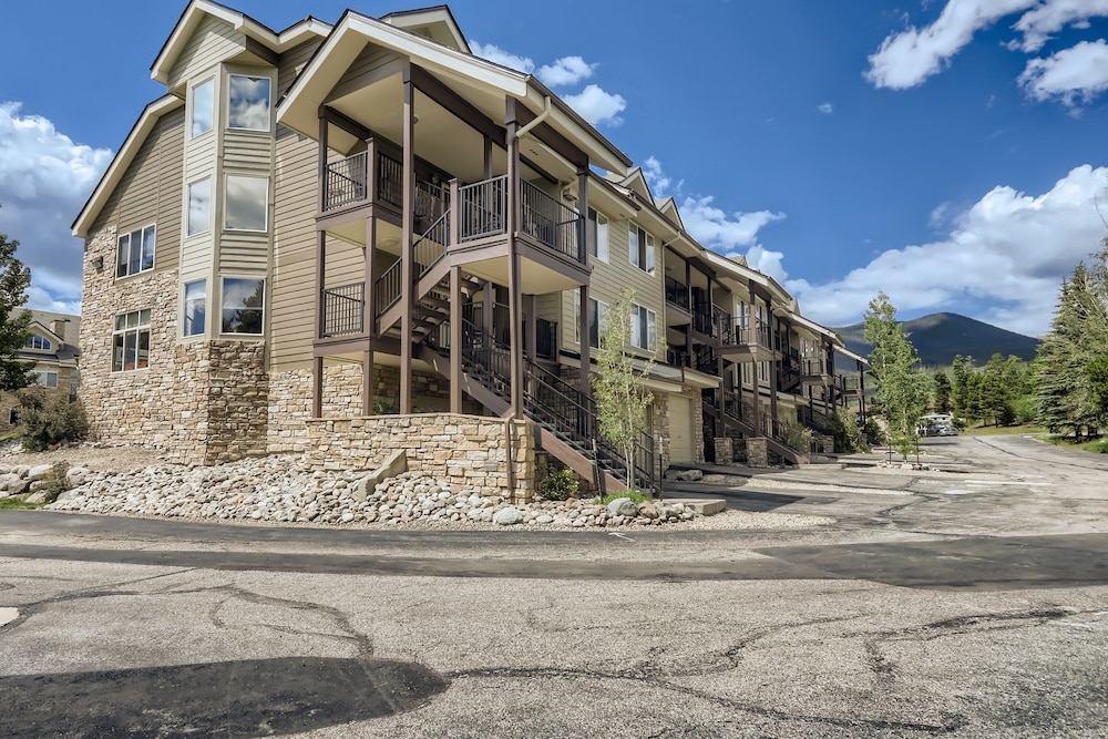 New Listing! Beautiful Frisco Condo With Lake Views! 2 Bedroom Condo by RedAwning