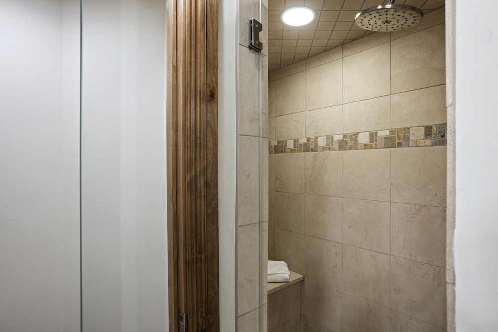 Grand Lodge - Three Bedroom #401 - Ski-in/ski-out 3 Condo