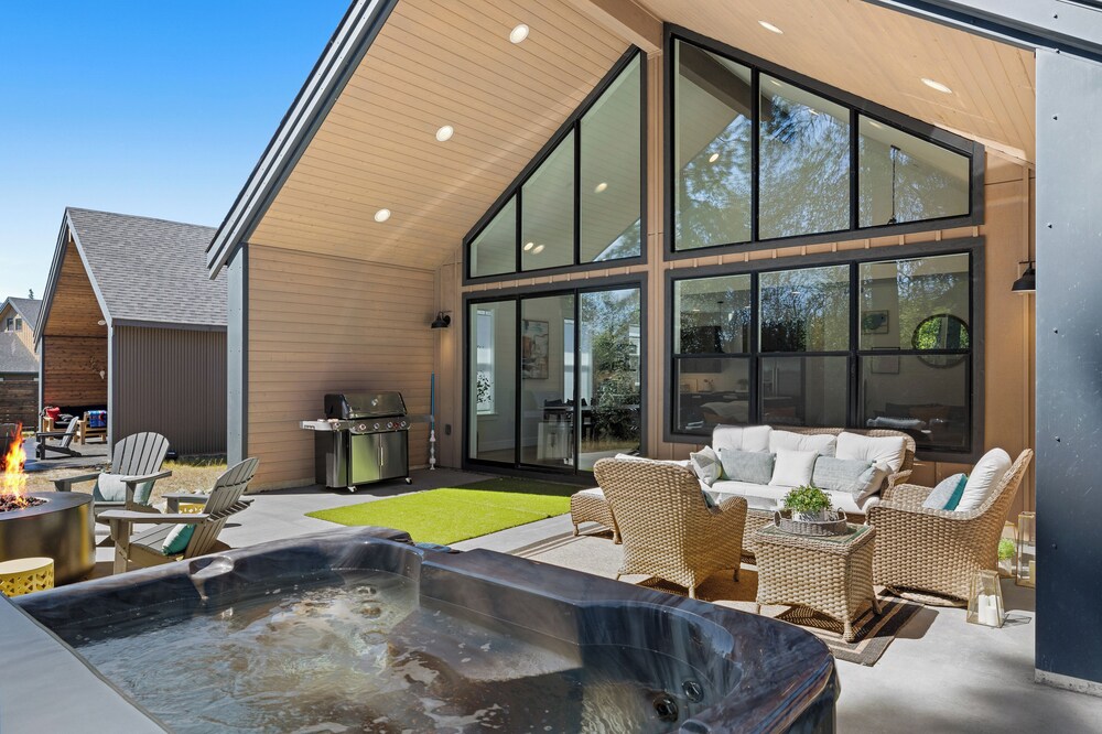 Private Hot Tub & Patio: Spacious Cle Elum Home