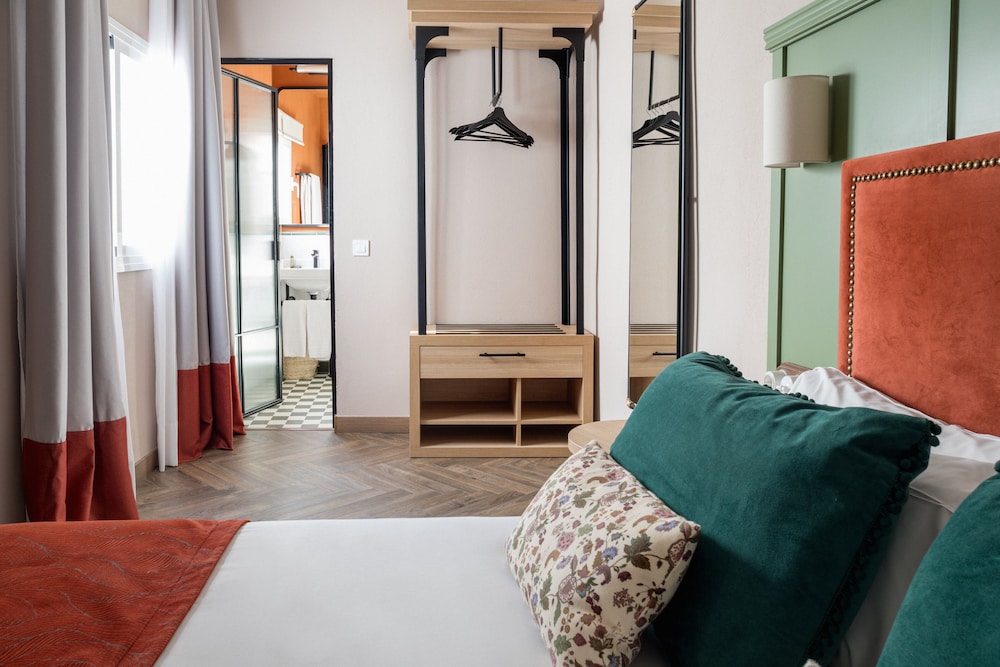 Honest Sevilla Hotel 11