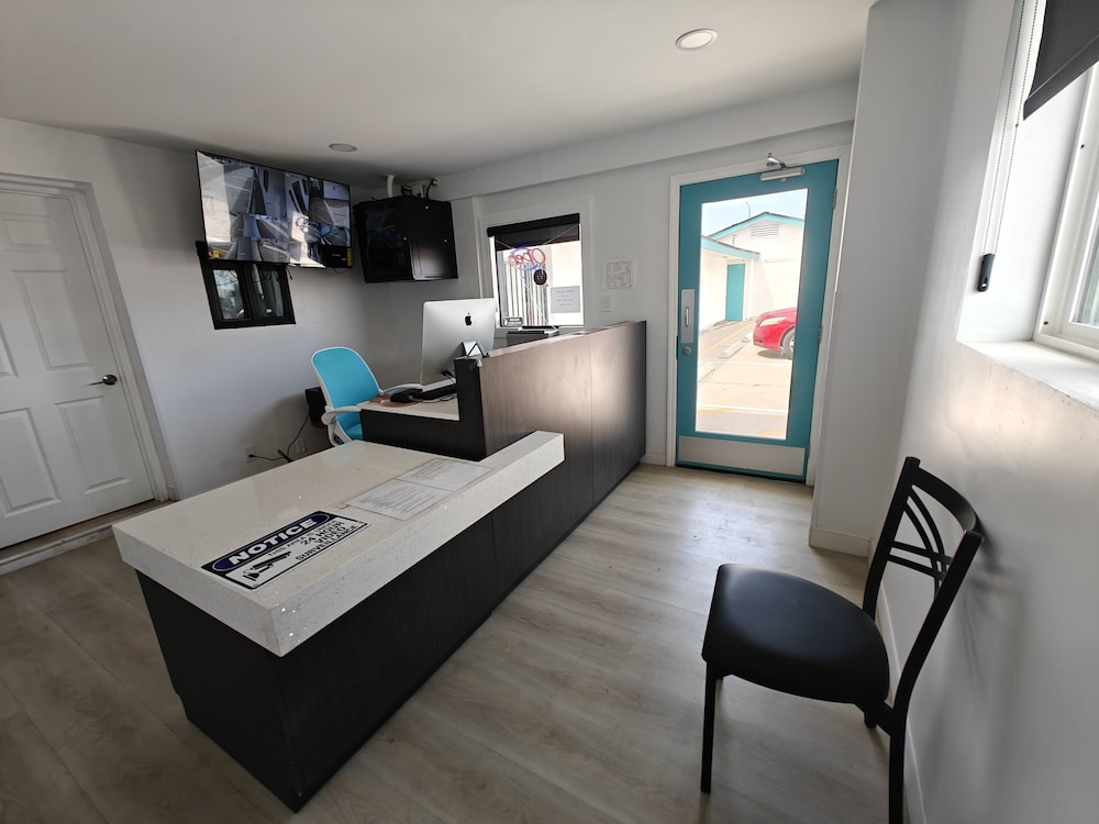 Casa Blanca Inn and Suites