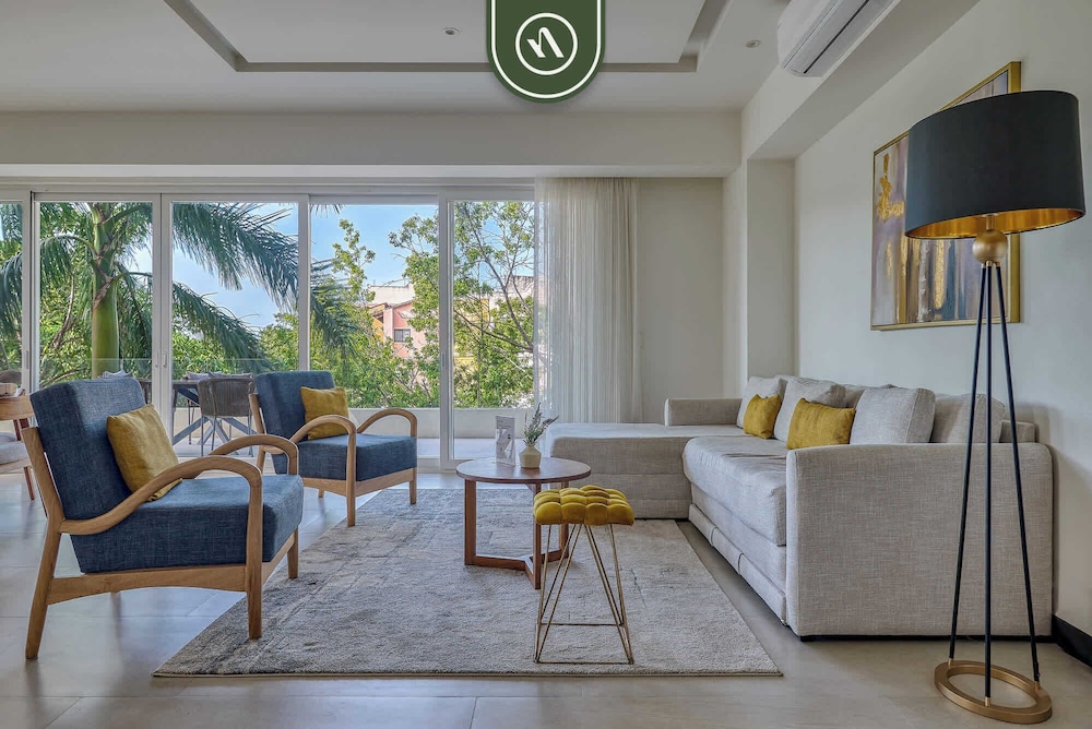 Luxury 2 BR Condo Near Golf Courses and Marina