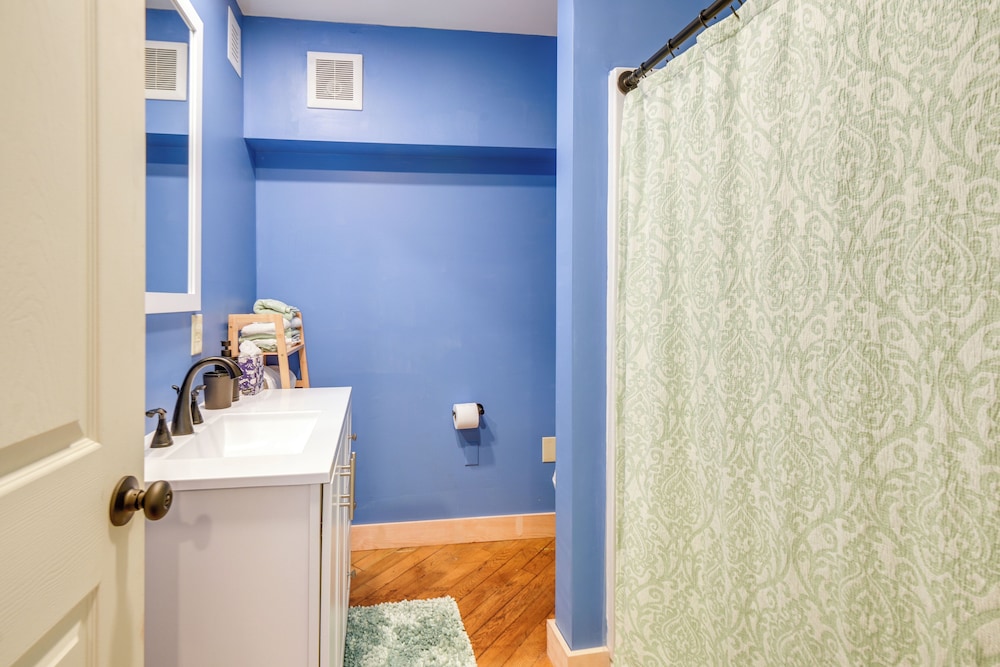 Meredith Studio Near Downtown: Hike, Swim, Ski!